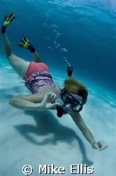 Diving for dollars in the Bahamas. by Mike Ellis 
